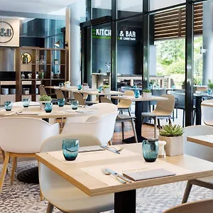 Courtyard By Marriott Airport Hotel